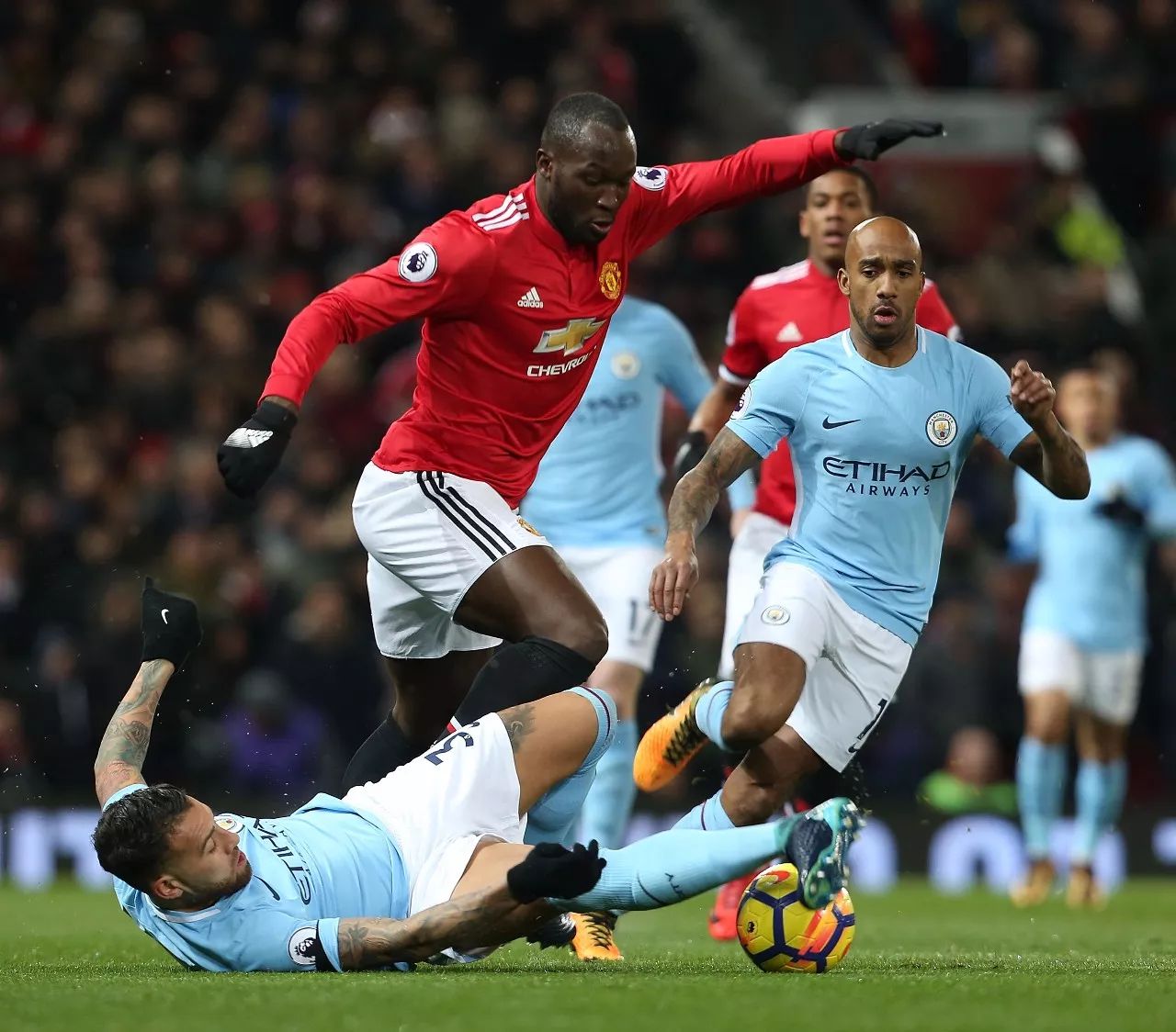 包含今晨体能课后；瓦伦西亚豪取连胜备战欧超杯；话题不断；轮换策略成焦点的词条