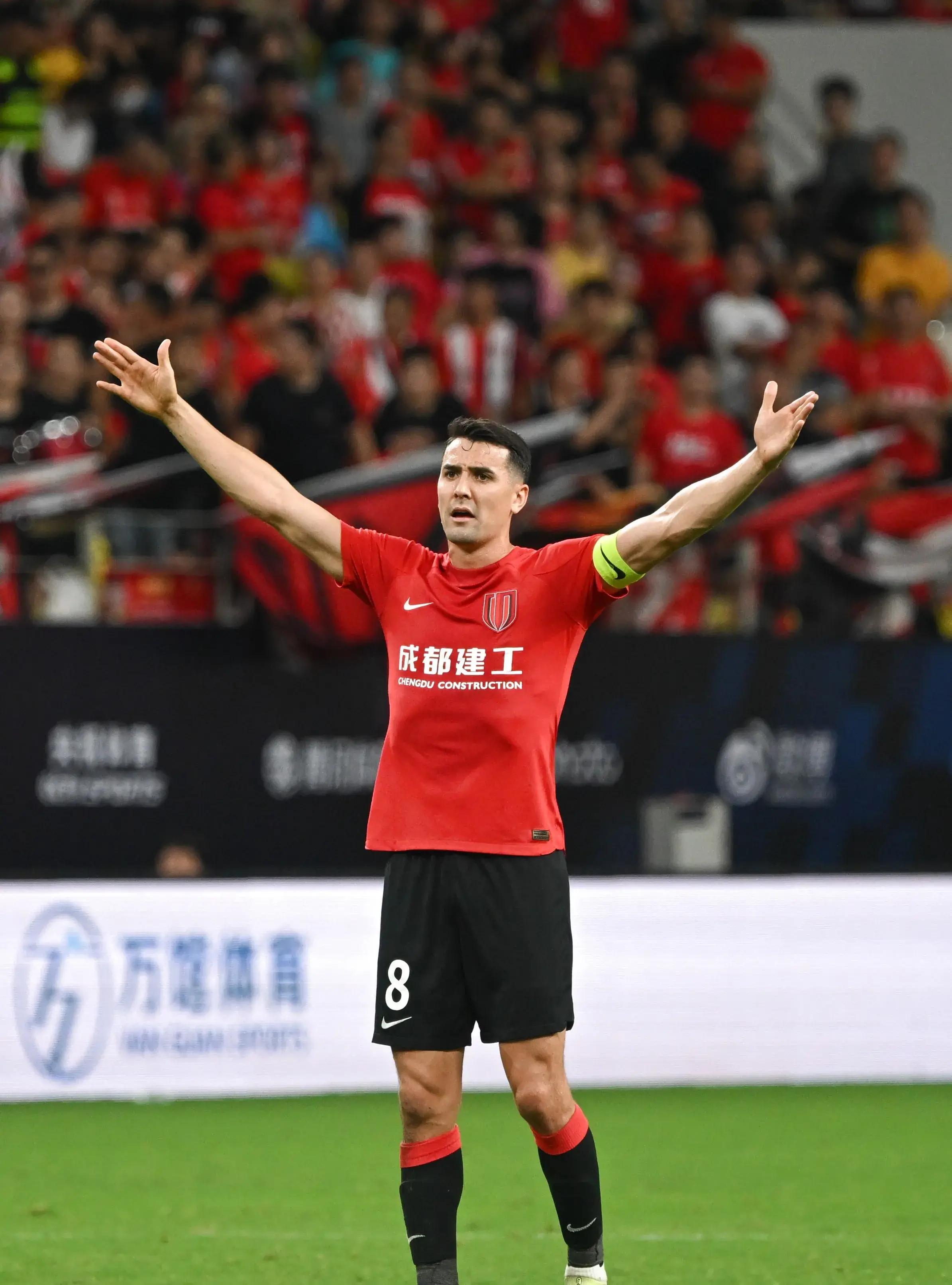 关于英超今晨再迎强敌；马德里竞技战术微调；主帅态度——更衣室稳定；训练强度明显提升的信息